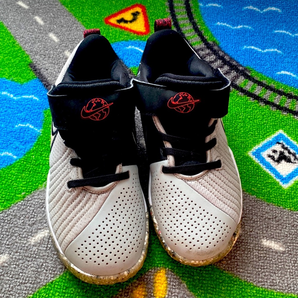 Nike used in good condition kids shoes.